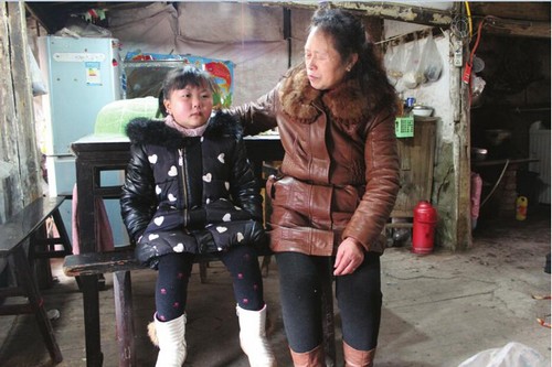 自贡:年龄大再遭拒 逆生长女孩上学仍是梦(图1) 自贡:年龄大再遭拒 逆生长女孩上学仍是梦(图1)