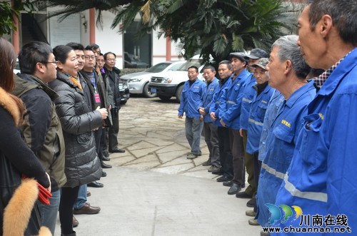 泸州市总工会领导慰问园林工人(图1)