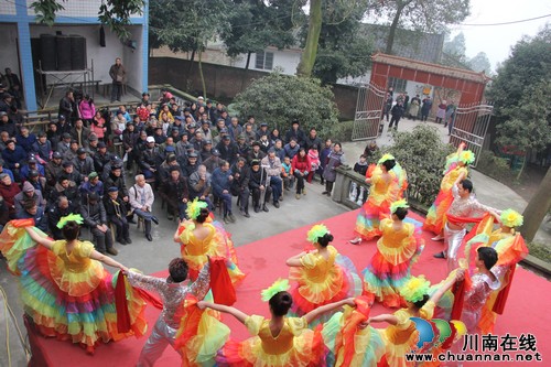 泸县新春慰问演出走进百和镇敬老院(图1) 泸县新春慰问演出走进百和镇敬老院(图1)
