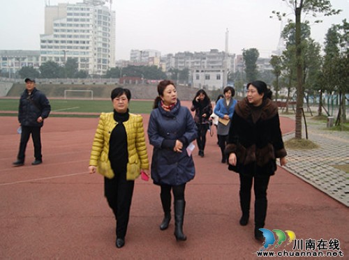 泸州市副市长莅临泸州十八中开展慰问活动(图1) 泸州市副市长莅临泸州十八中开展慰问活动(图1)