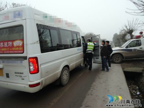 泸县交警查获首起春运客车超员 司机受顶额处罚(图2) 泸县交警查获首起春运客车超员 司机受顶额处罚(图2)