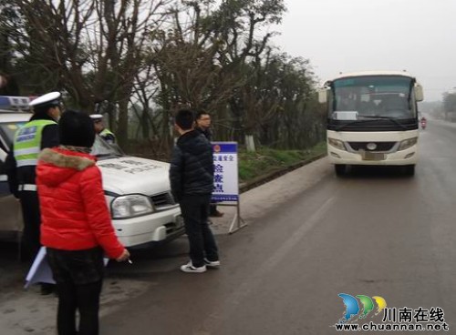 泸县交警查获首起春运客车超员 司机受顶额处罚(图1) 泸县交警查获首起春运客车超员 司机受顶额处罚(图1)
