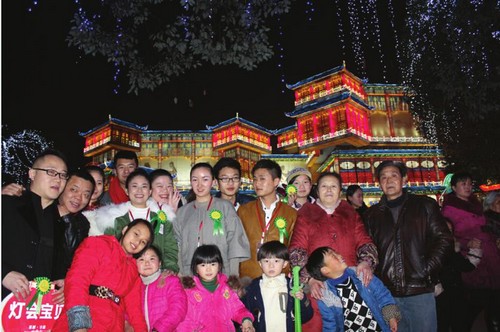 自贡灯会首辟互动展区 彩灯也能DIY(图2) 自贡灯会首辟互动展区 彩灯也能DIY(图2)