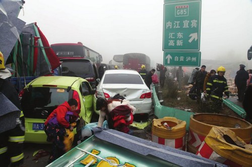 成自泸赤高速50车连撞 男子挥衣示警多车避险(图1) 成自泸赤高速50车连撞 男子挥衣示警多车避险(图1)