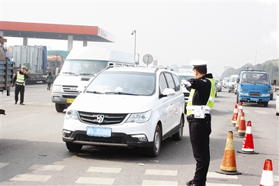 大雾"堵路"&nbsp;宜宾高客站20多辆班车延迟发班(图2)