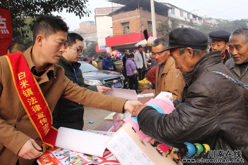 白米镇:为返乡农民工普法维权(图2) 白米镇:为返乡农民工普法维权(图2)