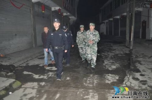 叙永警方:强化夜间巡逻力度 提升辖区平安指数(图1) 叙永警方:强化夜间巡逻力度 提升辖区平安指数(图1)
