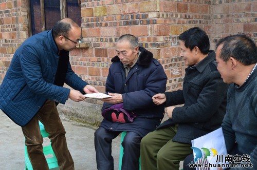 百和镇：开展贫困党员慰问活动(图1)