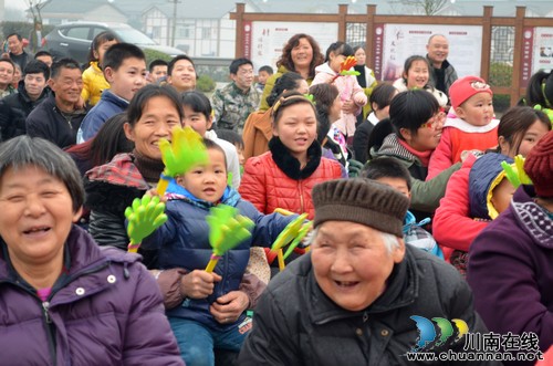 华阳街道:自编自演文艺演出走进西岸村(图2) 华阳街道:自编自演文艺演出走进西岸村(图2)