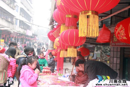 方洞镇：“三送”活动迎新春，场镇街头闹春意(图1)