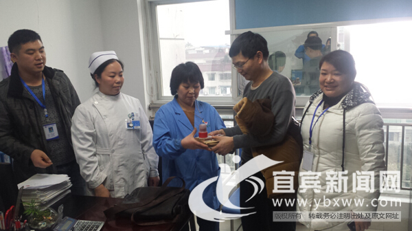 宜宾一医院清洁工拾金不昧 5万元如数归还(图1) 宜宾一医院清洁工拾金不昧 5万元如数归还(图1)