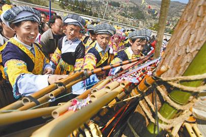 泸州叙永县赤水镇双山村首届苗家踩山节开幕(图1)