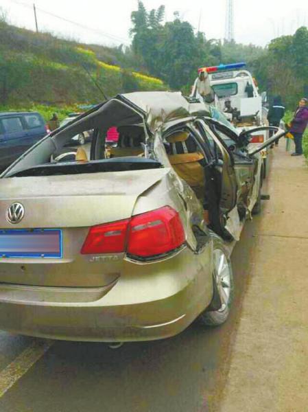 开学返校途中自贡6名教师遭遇车祸 3人身亡(图1) 开学返校途中自贡6名教师遭遇车祸 3人身亡(图1)