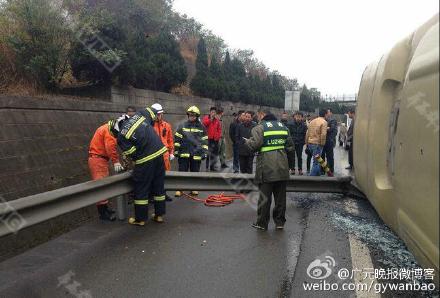 济南开往泸州大巴车侧翻&nbsp;31名乘客被送医(图2)