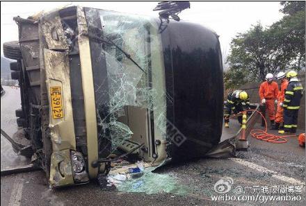 济南开往泸州大巴车侧翻&nbsp;31名乘客被送医(图1)