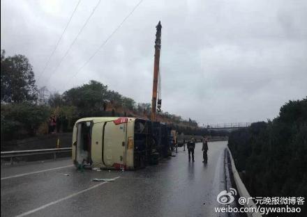 济南开往泸州大巴车侧翻&nbsp;31名乘客被送医(图4)