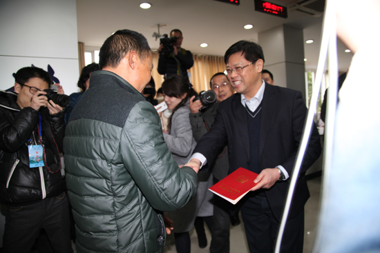 全国第一本农村不动产权证书在泸县发出(图2)