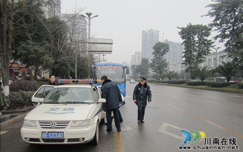 泸州各部门联合行动&nbsp;查处"黑车"非法营运71台(图1)