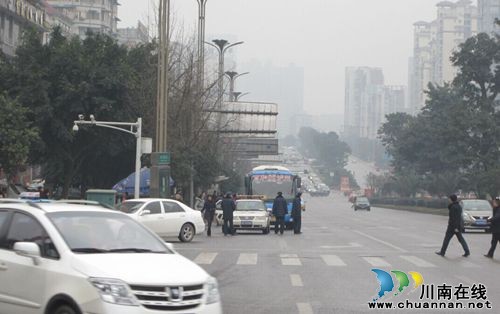 泸州各部门联合行动&nbsp;查处"黑车"非法营运71台(图2)