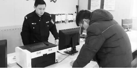 侵占应急道&nbsp;"扔水瓶司机"无证驾驶被拘15天(图1)