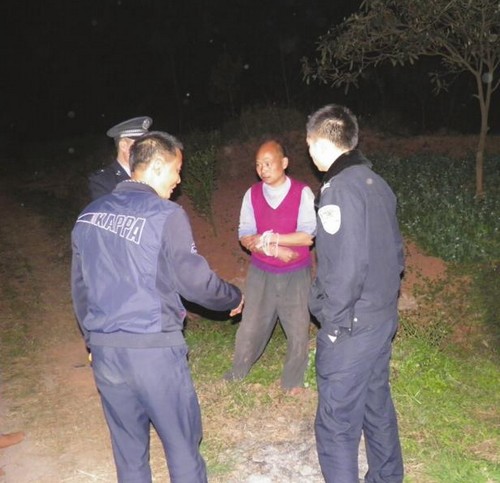 自贡男子报警称遭绑架 原是酒后闹事被家人捆住(图1) 自贡男子报警称遭绑架 原是酒后闹事被家人捆住(图1)
