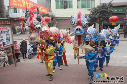 泸县方洞镇:彩龙起舞闹元宵,双龙游街贺新年(图2) 泸县方洞镇:彩龙起舞闹元宵,双龙游街贺新年(图2)