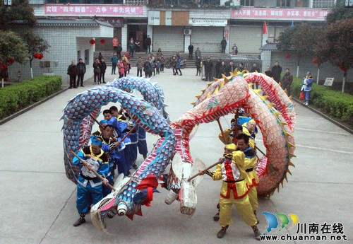 泸县方洞镇:彩龙起舞闹元宵,双龙游街贺新年(图1) 泸县方洞镇:彩龙起舞闹元宵,双龙游街贺新年(图1)