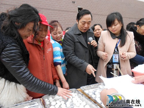 张坝:双节同庆 彭湾社区举办包汤圆比赛(图2) 张坝:双节同庆 彭湾社区举办包汤圆比赛(图2)
