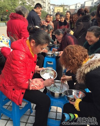 华阳街道：邻里和睦促团结，共庆三八妇女节(图2)
