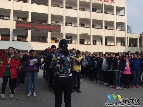 泸州：南城学校举行中考百日誓师大会