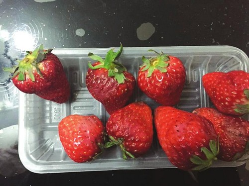 泸州汇通超市：套保鲜膜草莓一盒8个烂6个(图1)