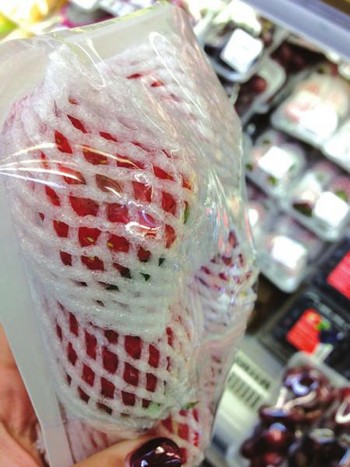 泸州汇通超市：套保鲜膜草莓一盒8个烂6个(图2)
