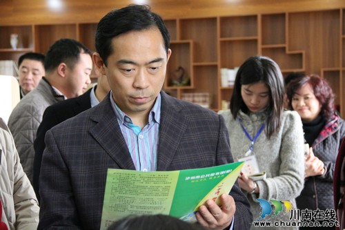 省新闻出版广电局领导检查华阳西岸公共文化服务工作(图2) 省新闻出版广电局领导检查华阳西岸公共文化服务工作(图2)
