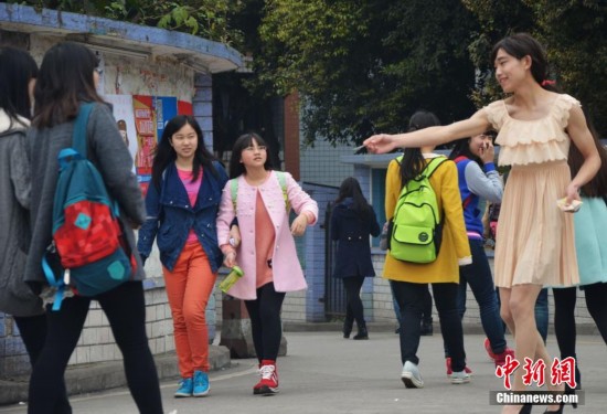 泸州一大学生男扮女装每月销售卫生巾超万元(图1)