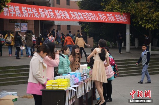 泸州一大学生男扮女装每月销售卫生巾超万元(图3)