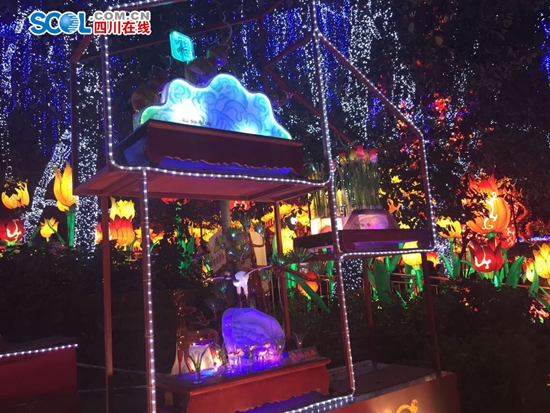 自贡灯会玻璃吹塑灯&nbsp;是4吨多玻璃吹出来的(图1)