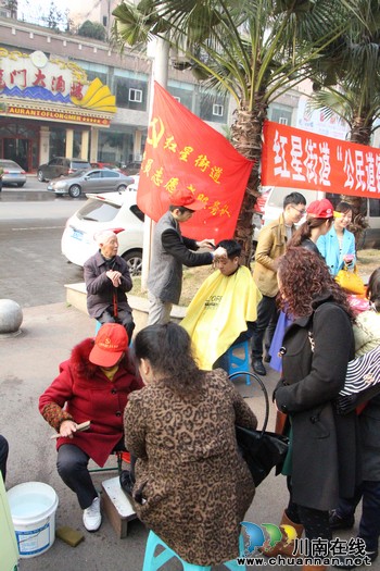 红星街道:开展“公民道德宣传月”暨“学雷锋月”宣传活动(图2) 红星街道:开展“公民道德宣传月”暨“学雷锋月”宣传活动(图2)