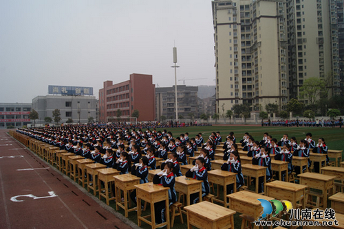 泸州十八中举行2015年春季广播体操比赛(图2) 泸州十八中举行2015年春季广播体操比赛(图2)