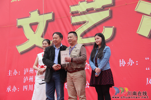 千名知青聚泸州 台上台下同跳忠字舞(图8) 千名知青聚泸州 台上台下同跳忠字舞(图8)