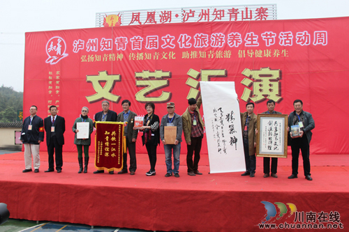 千名知青聚泸州 台上台下同跳忠字舞(图7) 千名知青聚泸州 台上台下同跳忠字舞(图7)