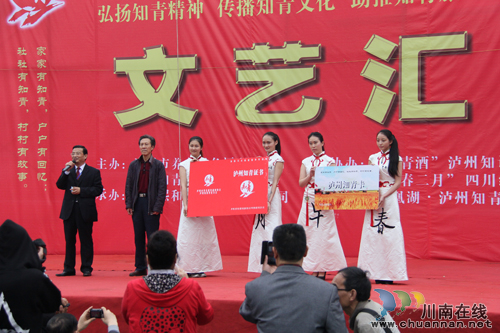 千名知青聚泸州 台上台下同跳忠字舞(图11) 千名知青聚泸州 台上台下同跳忠字舞(图11)