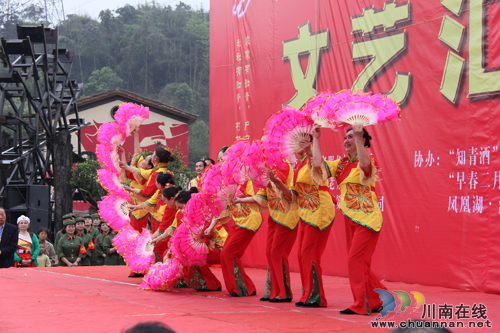 千名知青聚泸州 台上台下同跳忠字舞(图13) 千名知青聚泸州 台上台下同跳忠字舞(图13)