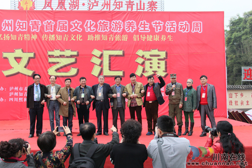 千名知青聚泸州 台上台下同跳忠字舞(图2) 千名知青聚泸州 台上台下同跳忠字舞(图2)