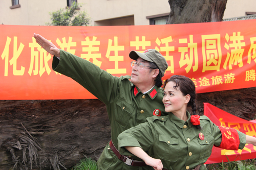 千名知青聚泸州 台上台下同跳忠字舞(图14) 千名知青聚泸州 台上台下同跳忠字舞(图14)