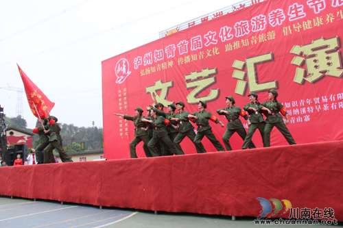 千名知青聚泸州 台上台下同跳忠字舞(图3) 千名知青聚泸州 台上台下同跳忠字舞(图3)
