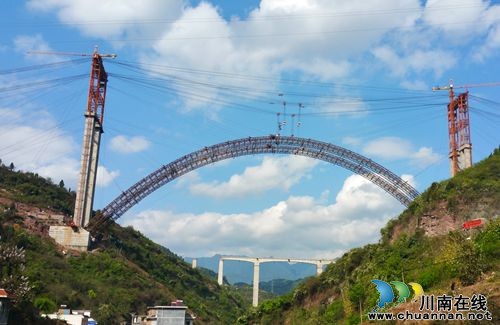 川南最大高速公路桥钢拱骨架成功合龙(图1) 川南最大高速公路桥钢拱骨架成功合龙(图1)