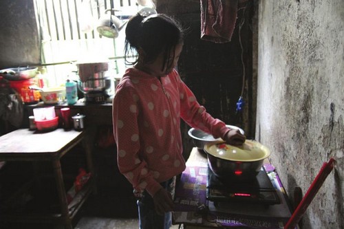 妈妈:我是你的腿 宜宾13岁女孩每天推残疾母亲散步(图4) 妈妈:我是你的腿 宜宾13岁女孩每天推残疾母亲散步(图4)