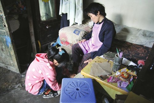 妈妈:我是你的腿 宜宾13岁女孩每天推残疾母亲散步(图3) 妈妈:我是你的腿 宜宾13岁女孩每天推残疾母亲散步(图3)