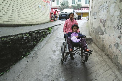 妈妈:我是你的腿 宜宾13岁女孩每天推残疾母亲散步(图2) 妈妈:我是你的腿 宜宾13岁女孩每天推残疾母亲散步(图2)