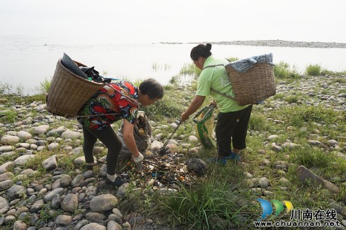张坝:大力加强滨江路烧烤垃圾清理工作(图1) 张坝:大力加强滨江路烧烤垃圾清理工作(图1)